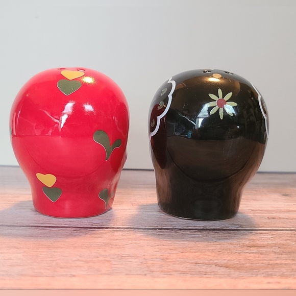 Day of Dead Sugar Skulls Black & Red Salt & Pepper Shakers Set Ceramic - Picture 4 of 7